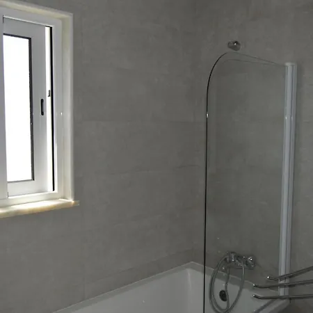 Moradia Nova E Completa A 350 Mtrs. *