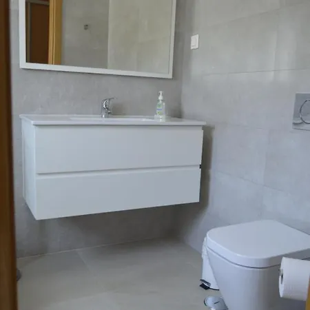 Moradia Nova E Completa A 350 Mtrs.